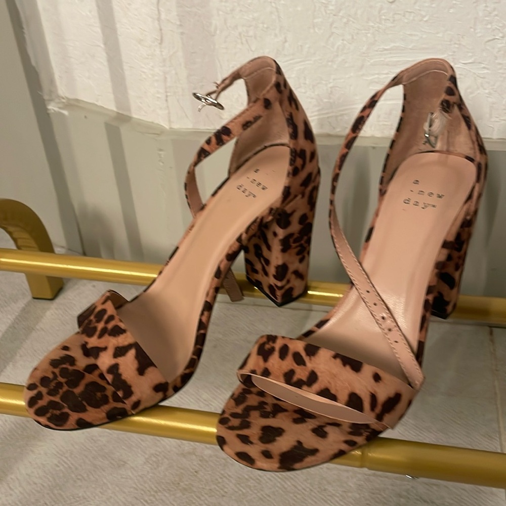 Leopard 🐆 strap sandals